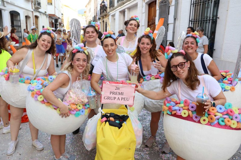 Les carrosses de Gata omplin el recorregut d’enginy, confeti,… i crítiques per l’entrada de bous “sorpresa” Les carrosses de Gata omplin el recorregut d’enginy, confeti,… i crítiques per l’entrada de bous “sorpresa”